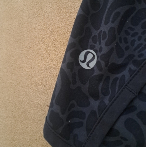 Lululemon Run Speed  2way stretch  Cheetah print Shorts Sz8 EUC - Picture 4 of 6